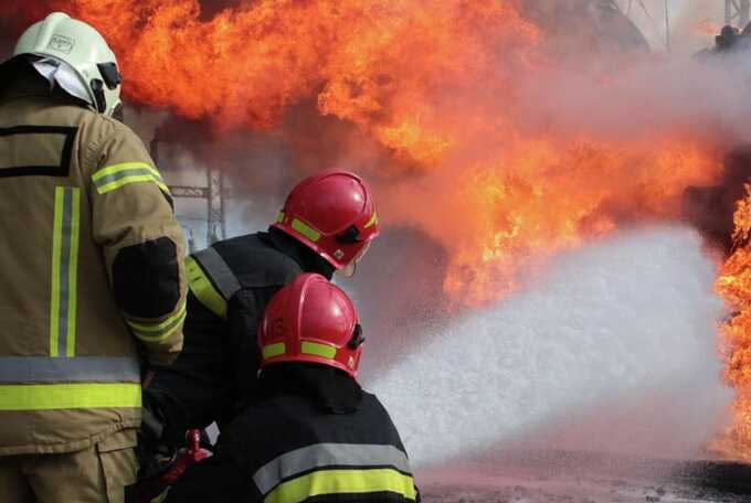 В Башкирии полыхает пожар на заводе по производству битума