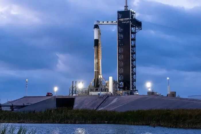 SpaceX отправила частных астронавтов в первый орбитальный полёт над полюсами