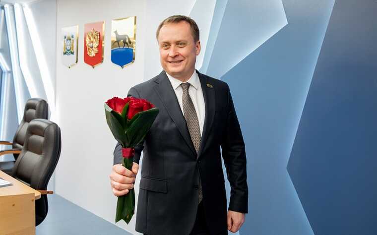 Мэр Сургута ограничил личные публикации чиновников в соцсетях, запретив фото с роскошными машинами