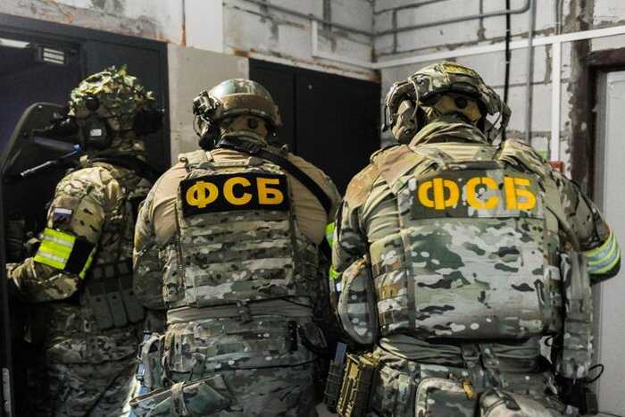Силовики провели обыск у Елены Поповой, взломав дверь топором